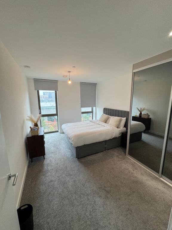 Postel nebo postele na pokoji v ubytování En-suite Cosy Double room in Docklands E16