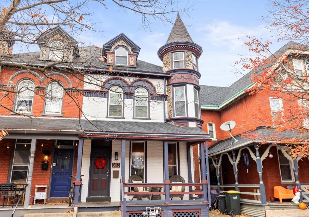 Το κτήριο όπου στεγάζεται  η παραθεριστική κατοικία