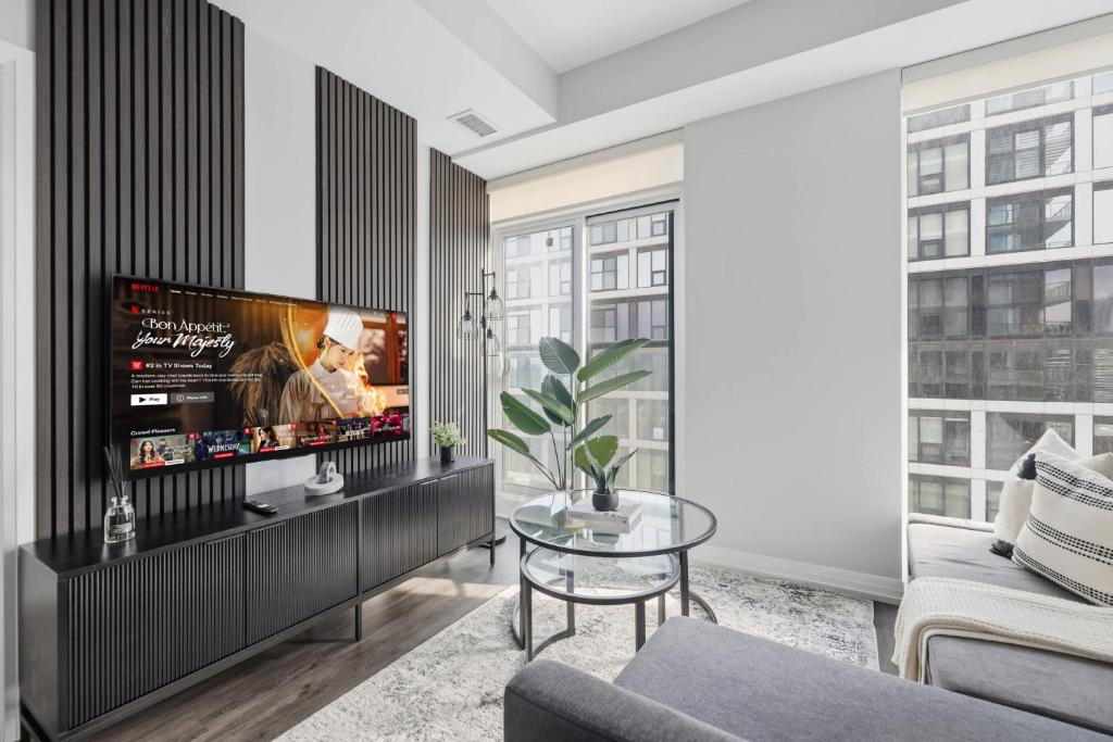 Телевизор и/или развлекательный центр в Urban Oasis Steps from Yonge & Dundas Square