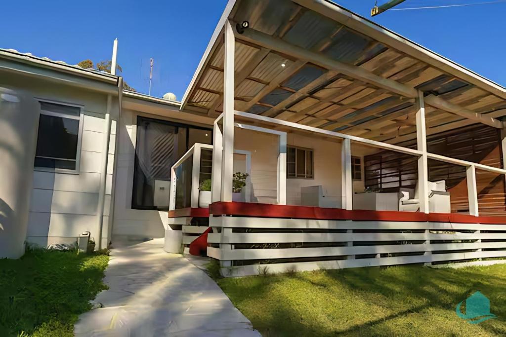 a house with a metal roof at Casa Bella in Lakeside