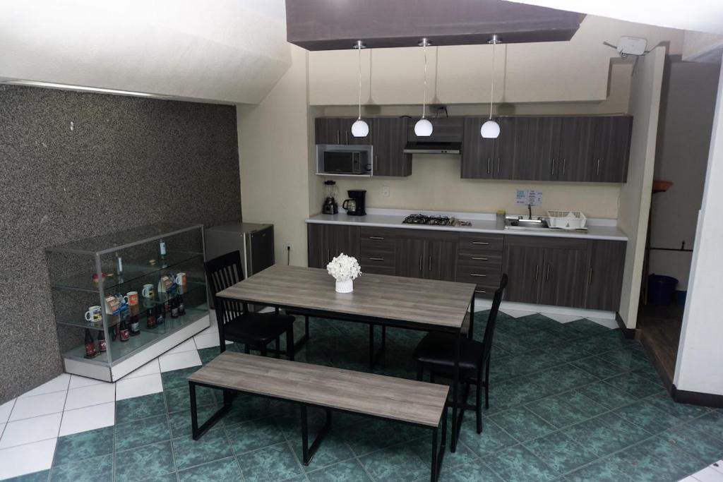 een keuken met een tafel en stoelen in een kamer bij Departamentos Arista in Oaxaca City