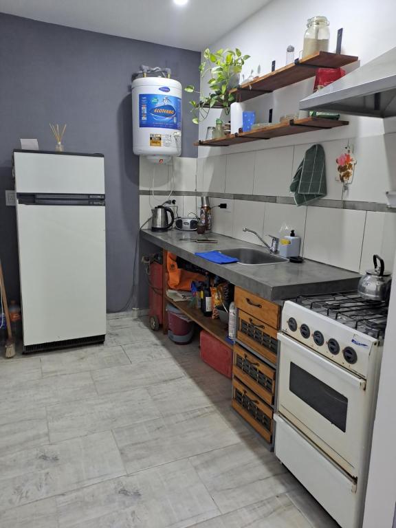 een keuken met een fornuis en een witte koelkast bij Casa de Andres in Ataliva Roca