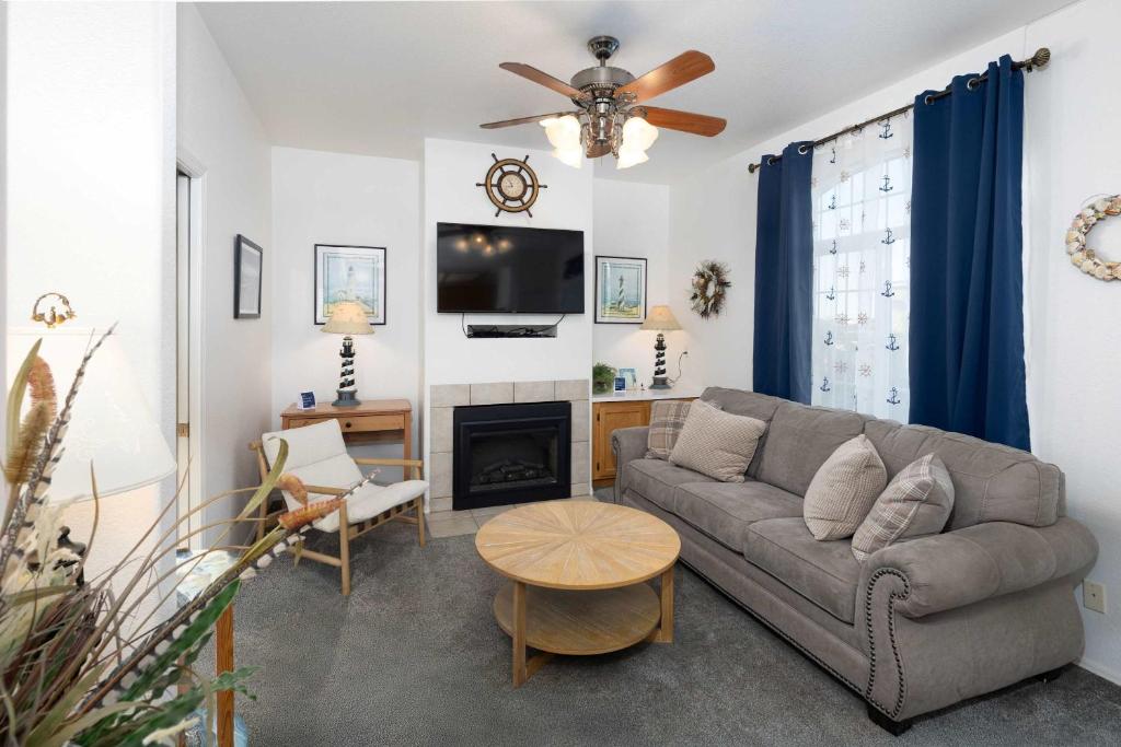 een woonkamer met een bank en een tv bij Lighthouse Lookout in Oceano