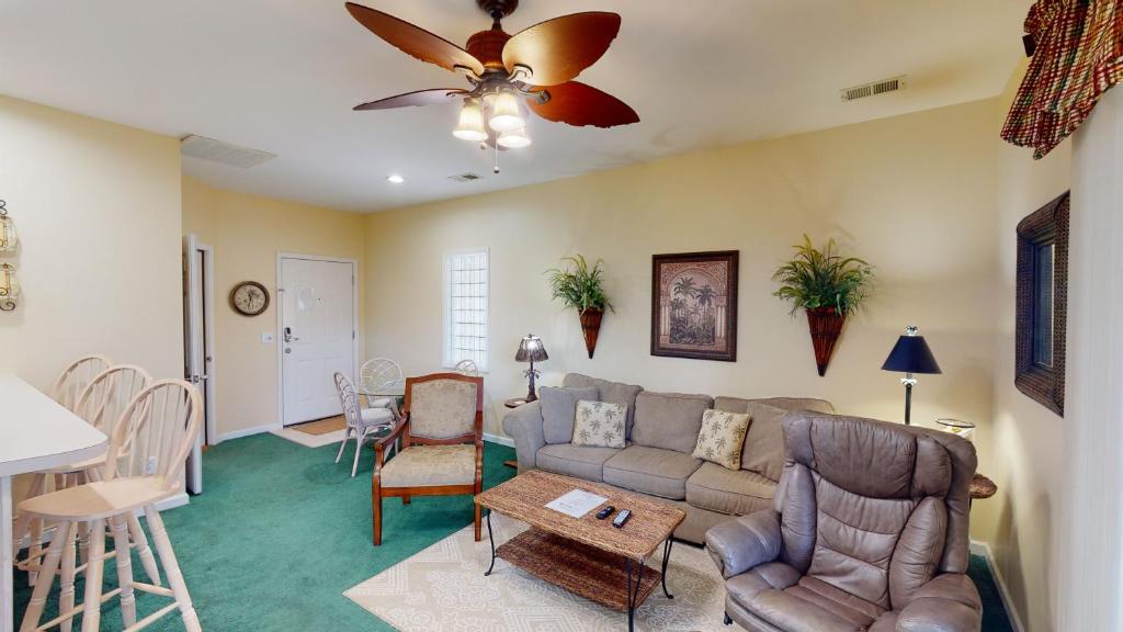 Royal Poste Unit 2605 في صن سيت بيتش: غرفة معيشة مع أريكة وطاولة