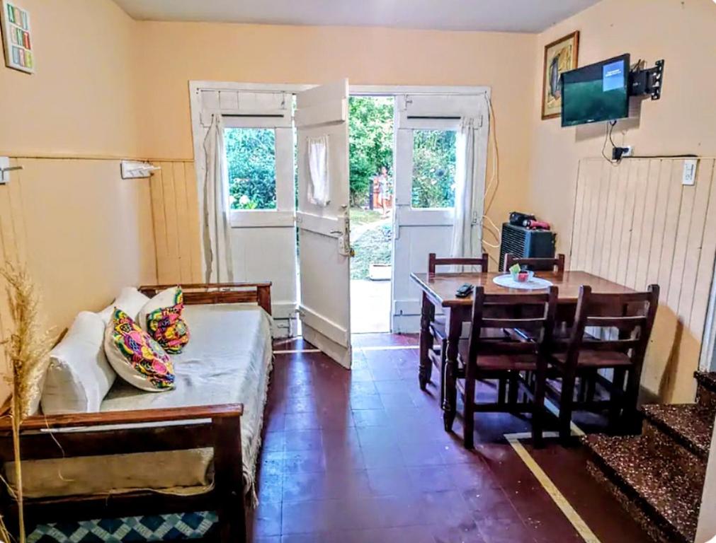 Depto 2 Chelson centro في فيلا جيزيل: غرفة معيشة مع أريكة وطاولة