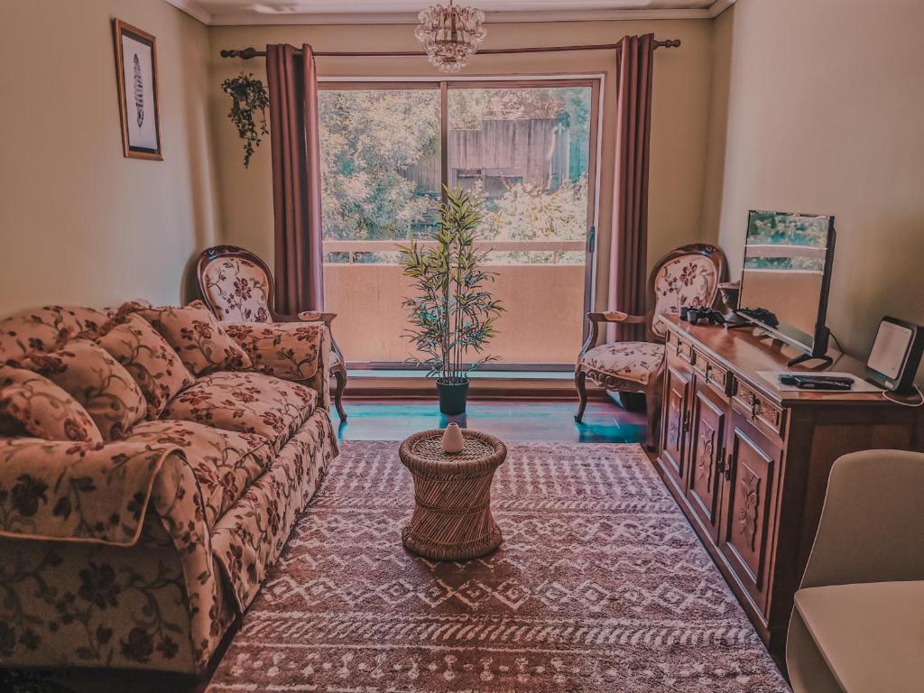 Χώρος καθιστικού στο Hermoso Departamento Central en Concepción - 2 Dormitorios - 1 Baño - 1 Estacionamiento - Mejor Evaluado en Chile 2023-2025 - Incluye Consola de Juegos Retro - Te ayudo con panoramas