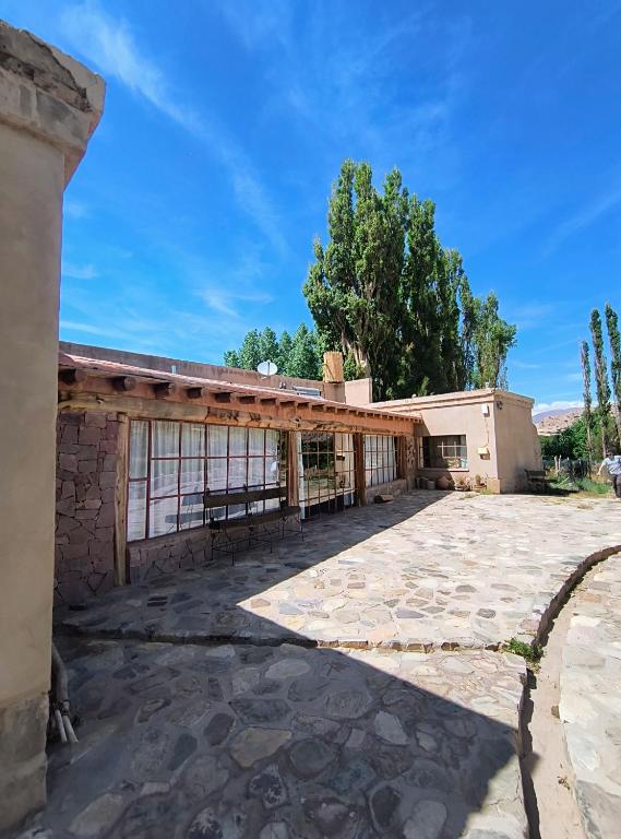 an outside view of a building at Hostería Viñas de Uquia in Capla