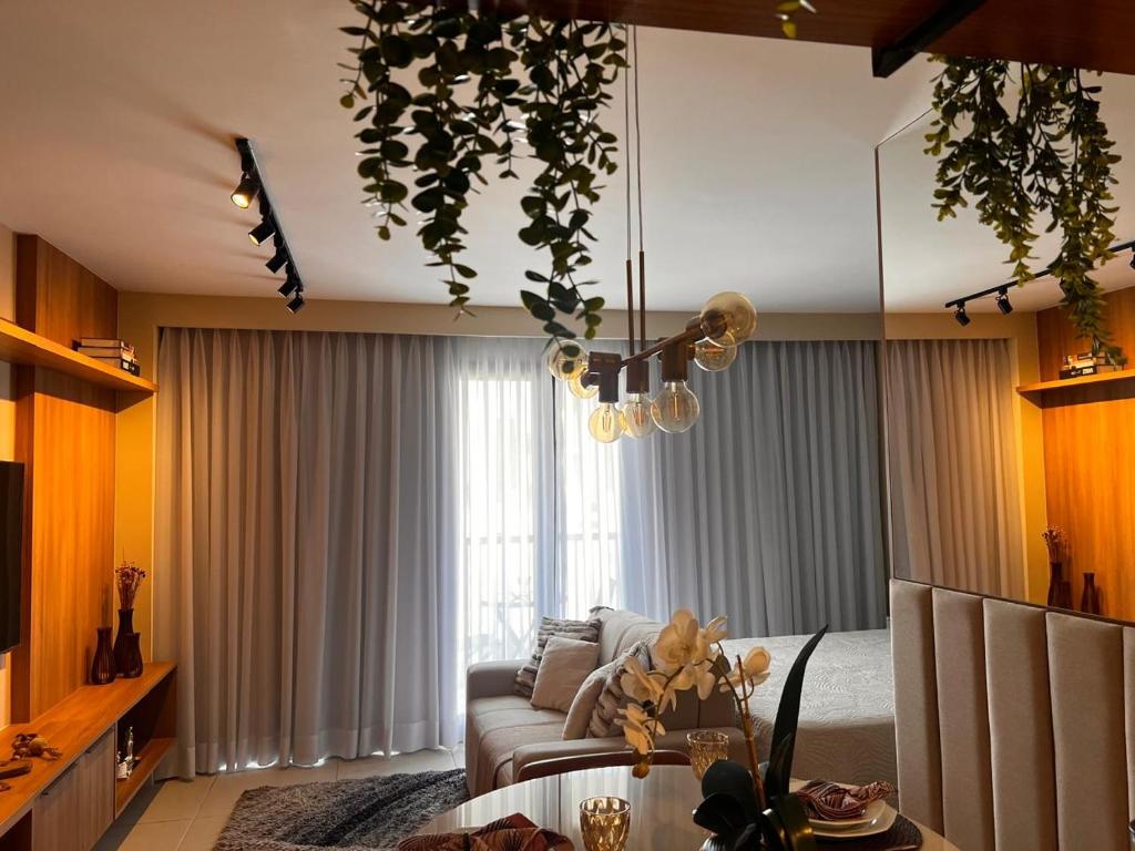 Luxuoso Studio no Rio com Vista para o Cristo في ريو دي جانيرو: غرفة معيشة بها أريكة وطاولة