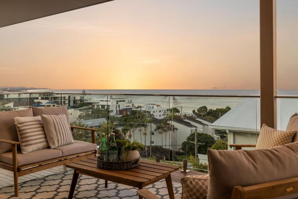 15 Scrub Rd - A Modern Coastal Luxury Retreat في كولوم بيتش: غرفة معيشة مطلة على المحيط