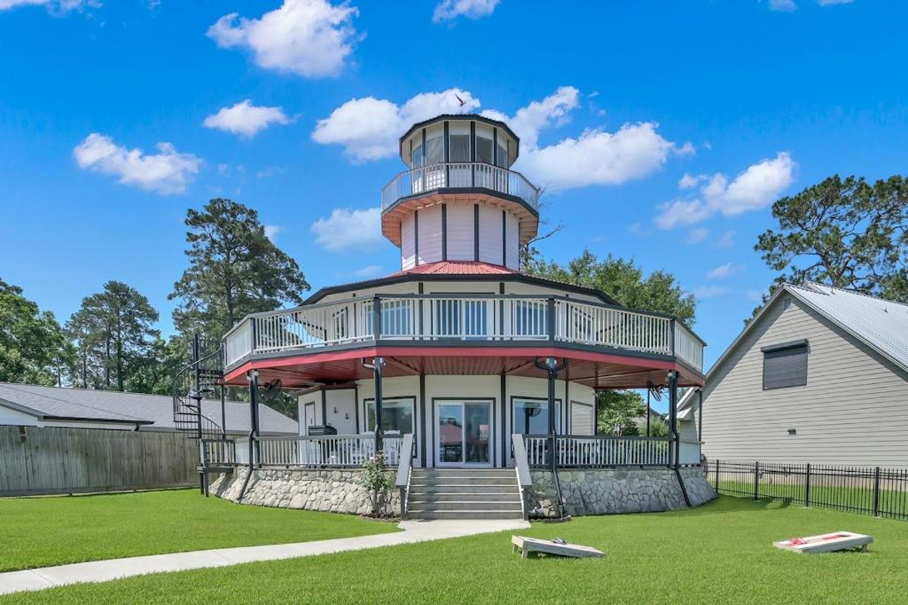 una casa con un faro sopra di Waterfront One Of A Kind Lighthouse with Large Dock a Livingston