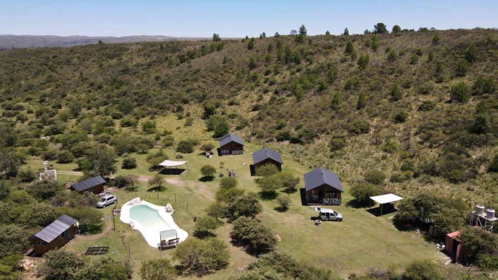 Vista aérea de una casa en una colina en Cabañas Agua de Piedra, en Villa Giardino