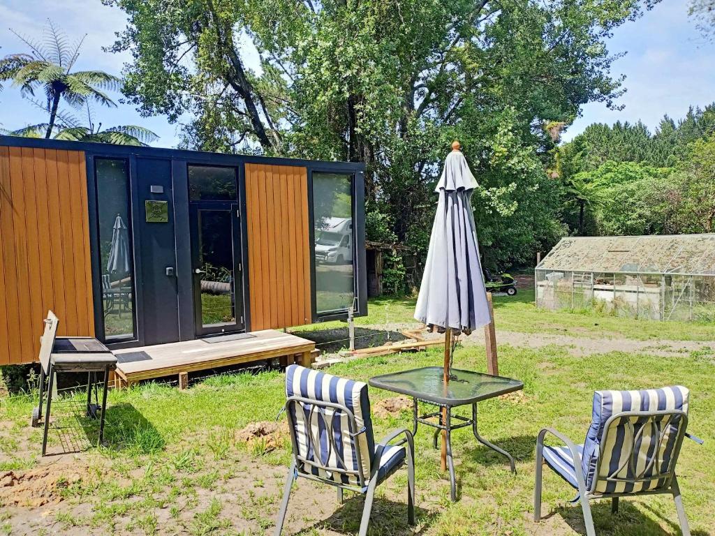 Κήπος έξω από το Persimmon paddock by Tiny Away