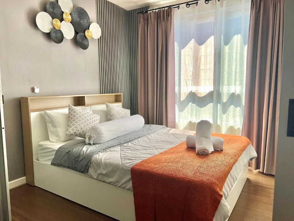 Postel nebo postele na pokoji v ubytování Dcreek 79 Modern chic condo near patong