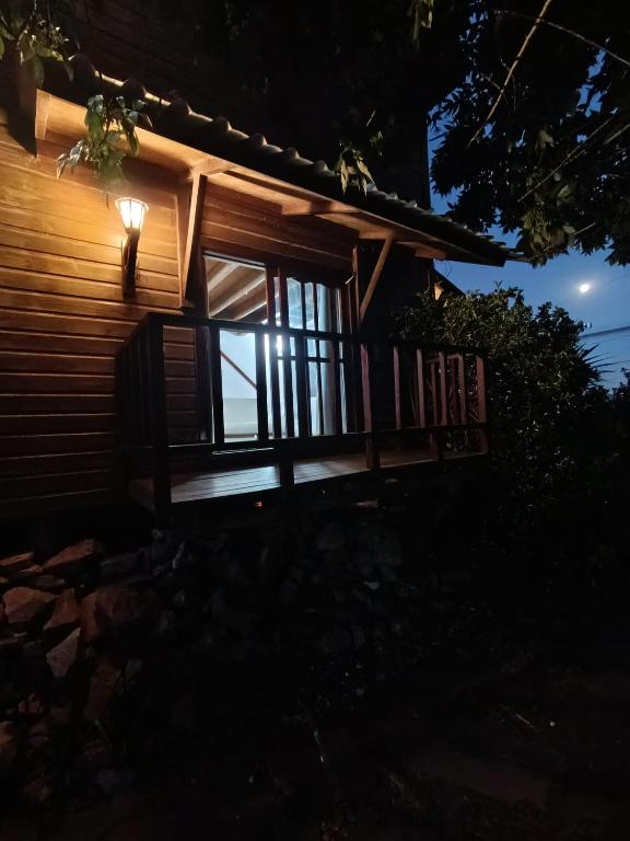 una cabaña con ventana por la noche en Cabaña La Sonrisa, en Maldonado