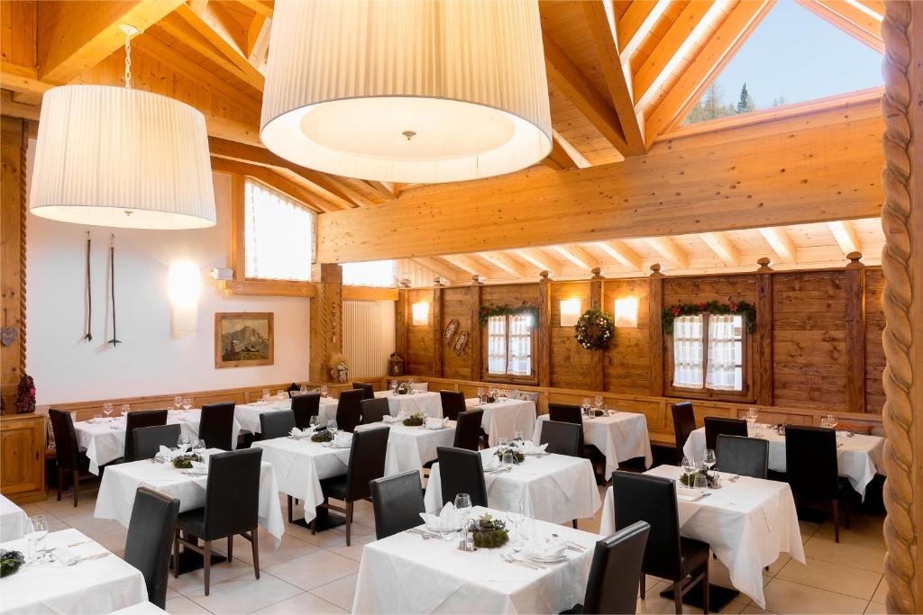 Reštaurácia alebo iné gastronomické zariadenie v ubytovaní Hotel Orso Grigio