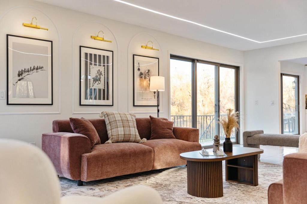 una sala de estar con un sofá y una mesa en Family Staycation Retreat 7BDR Sauna Games, 