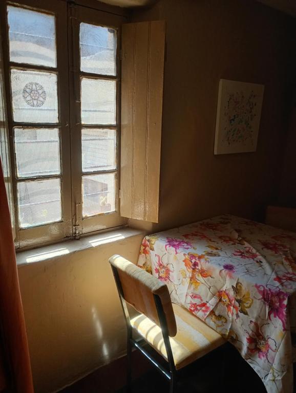 Centro de rio في ريو سيبالوس: غرفة نوم بها سرير وكرسي ونافذة