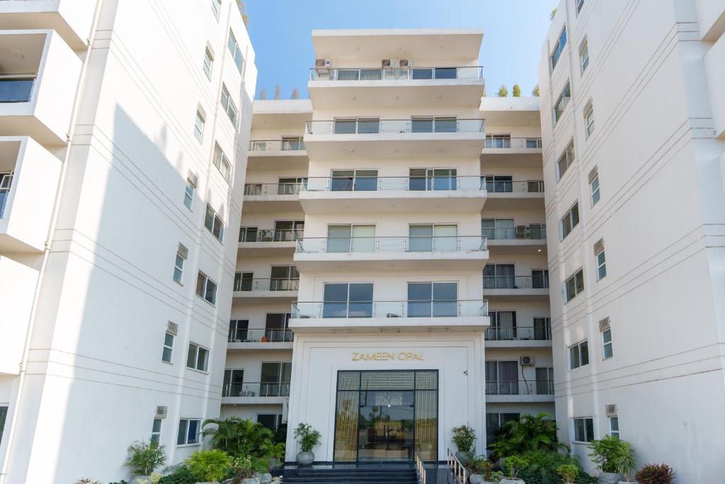 拉合尔Prestigious Apartments with Signature Luxury Furnish - Zameen Opal Lahore的公寓大楼拥有白色的外观