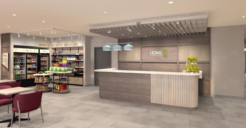 Home2 Suites By Hilton Concord Charlotte في كونكورد: متجر به كونتر وكراسي في متجر