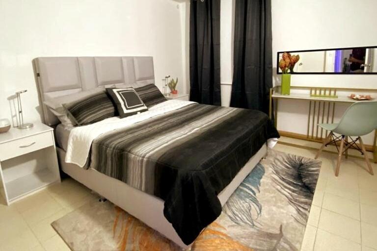 El Morto de BarcelonaにあるApartamento acogedor en lecheríaのベッドルーム1室(大型ベッド1台、ノートパソコン付)