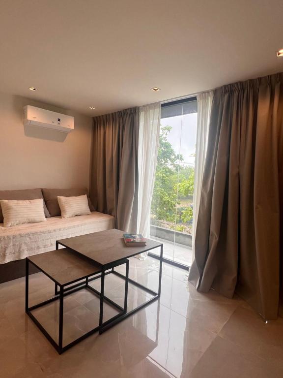 een woonkamer met een bank en een tafel bij Catalina Hotel in Yerba Buena