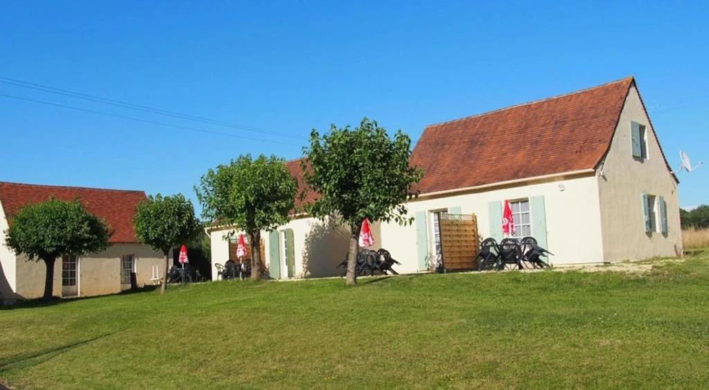 Ein weißes Haus mit einer Gruppe Fahrräder im Hof. in der Unterkunft Camping 3 étoiles - Piscine - eeicbi in Le Change
