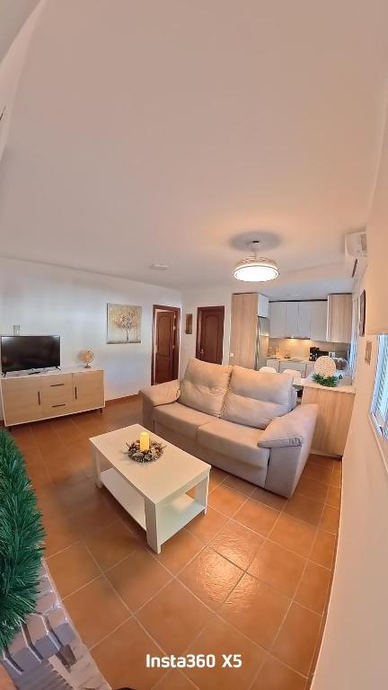 ein Wohnzimmer mit Sofa und Tisch in der Unterkunft El bosque NOMADA 1 in El Bosque