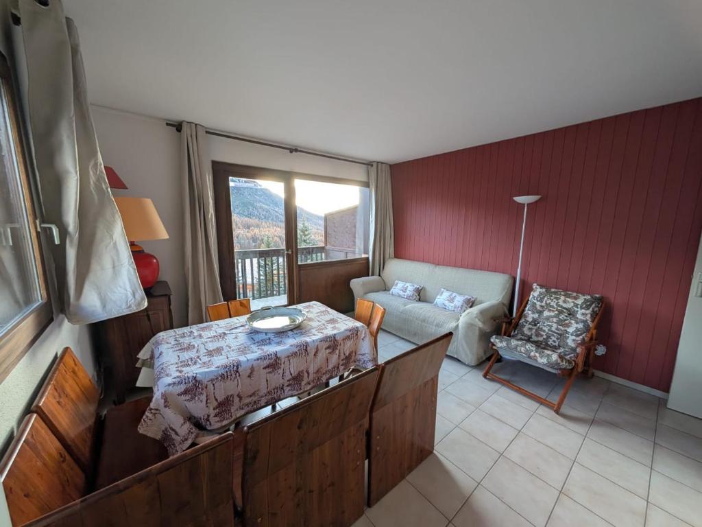 Гостиная зона в Appartement 4 pers. face aux pistes avec balcon sud, proche ESF - FR-1-445-235