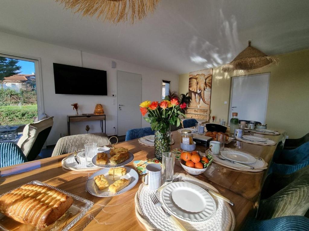 una mesa con comida en la sala de estar en Gîte spacieux 12 pers à Saint-Germain-Laval - Confort et charme - FR-1-496-378, en Saint-Germain-Laval