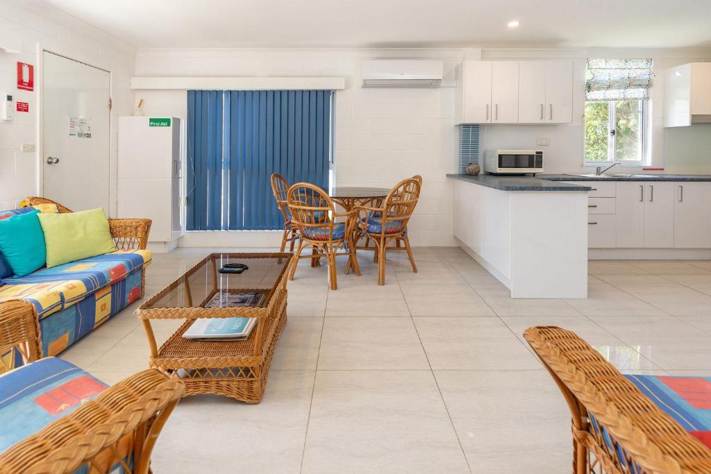 Køkken eller tekøkken på Blueys Beach Villa Manyana 14