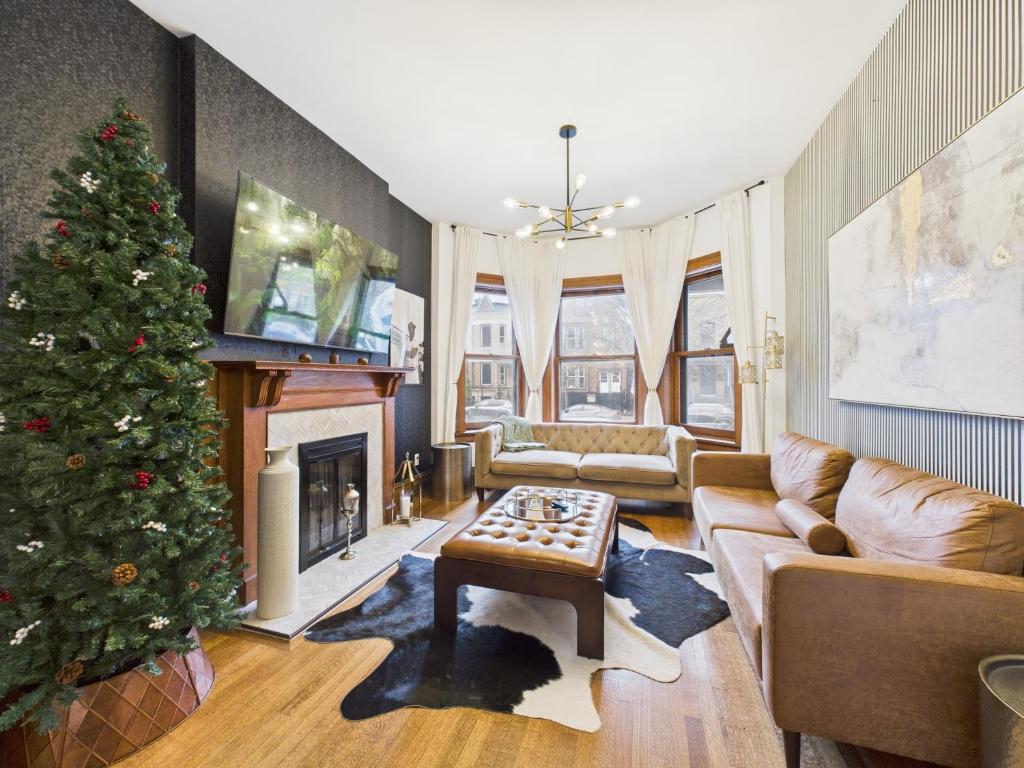 ein Wohnzimmer mit einem Weihnachtsbaum und einer Couch in der Unterkunft Game Day Stay Steps to Wrigley Garage in Chicago