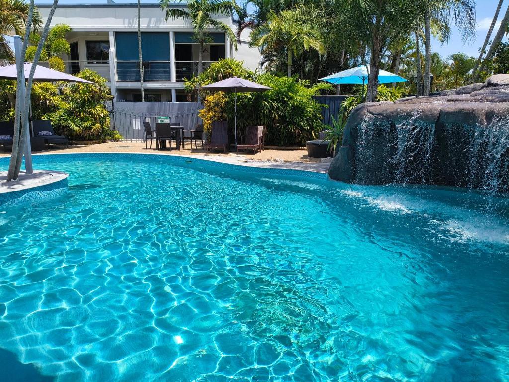 Бассейн в Grange Resort Hervey Bay или поблизости