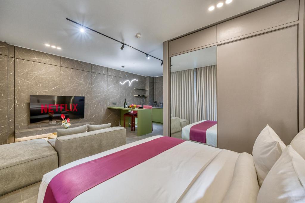 una camera da letto con un letto grande e un soggiorno di XO Canggu adults only a Canggu