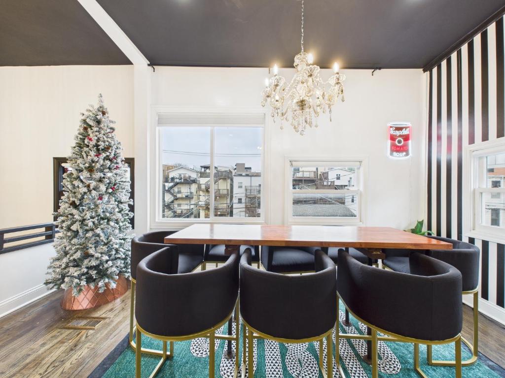 een eetkamer met een kerstboom en een tafel en stoelen bij Wrigley Pet Friendly Garage Pool Table WD in Chicago