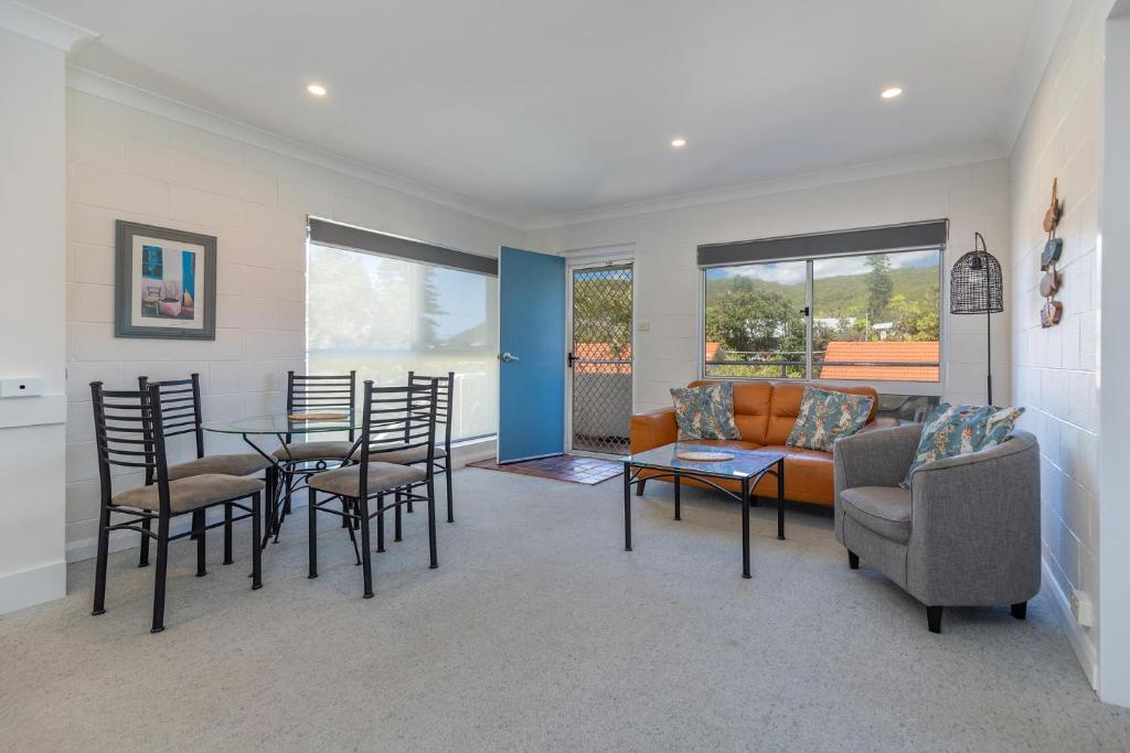 Χώρος καθιστικού στο Blueys Beach Villa Manyana 30