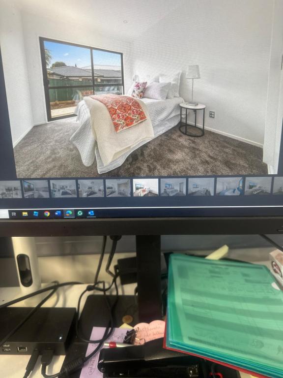Un monitor de computadora con un dibujo de un dormitorio. en Airport Heaven Comfort Home, en Auckland