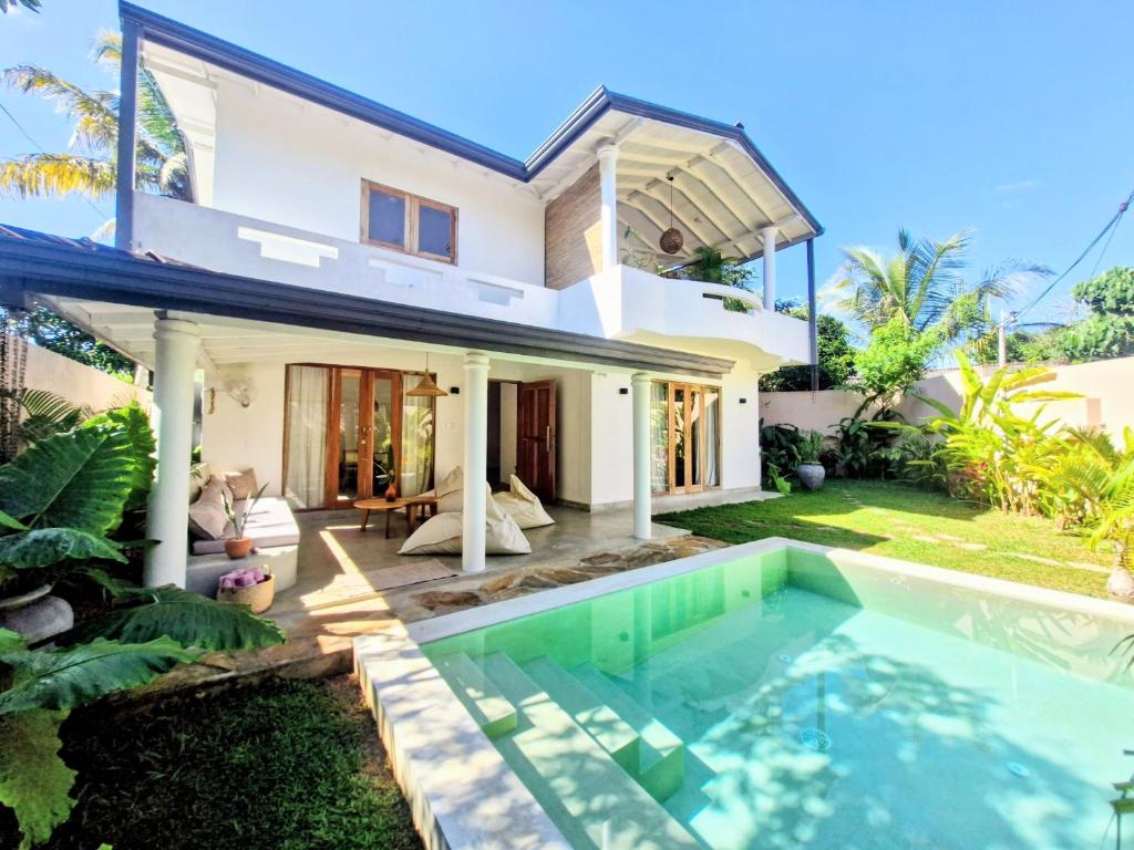 Swimmingpoolen hos eller tæt på Athmaya Villa, Ahangama