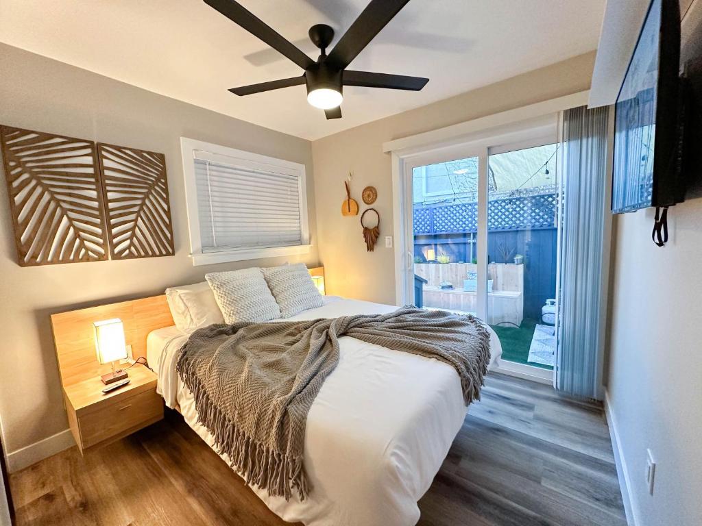 Postel nebo postele na pokoji v ubytování UrbanZen - Luxury Remodel - Hot Tub - WOW