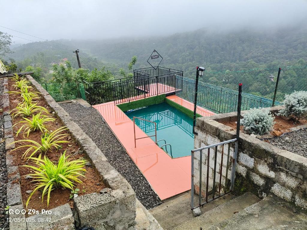 una piscina con vistas a la montaña en Thazhvaram Pool Villa Idukki Calvary Mount, en Idukki