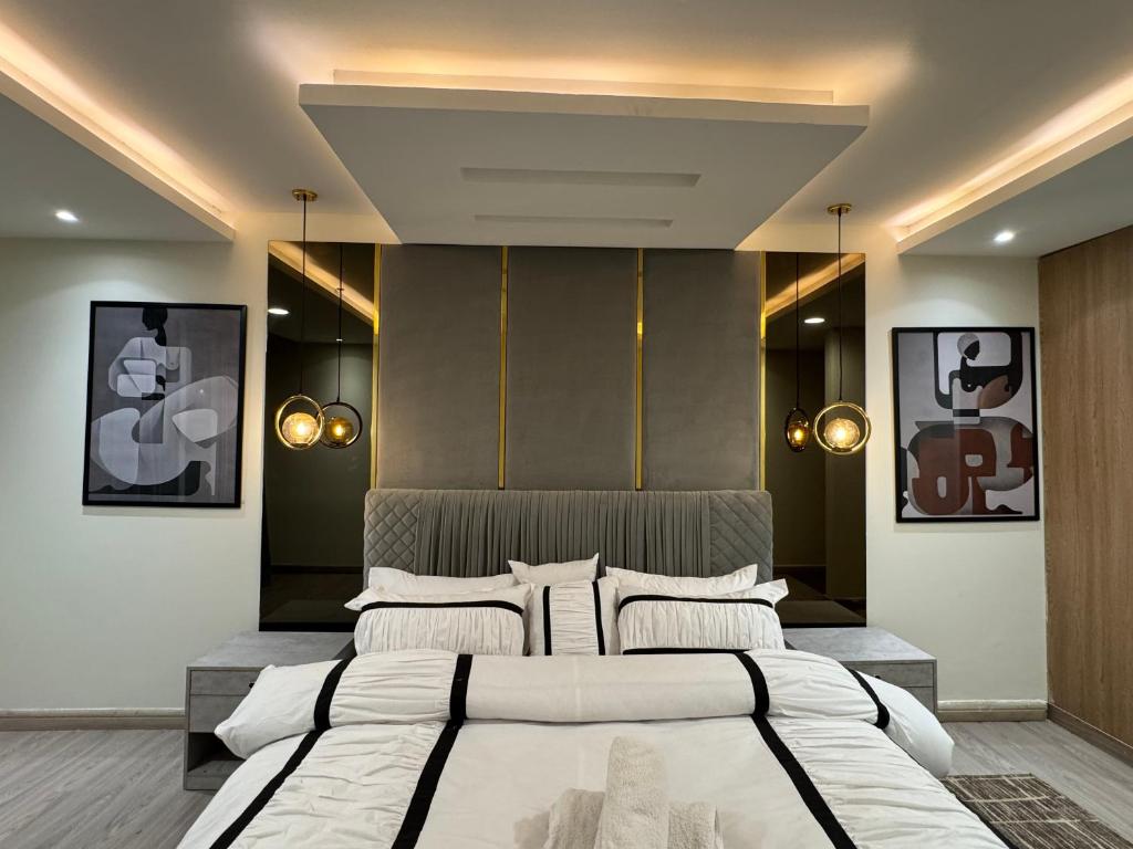 Кровать или кровати в номере Zameen Opal Grand Executive Serviced Apartments Lahore