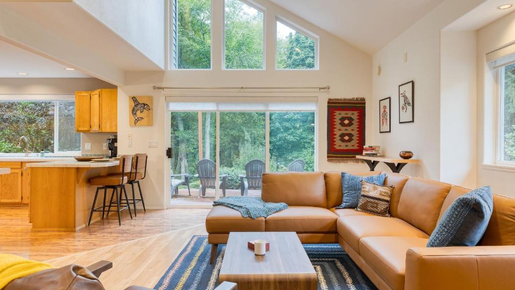 Χώρος καθιστικού στο Forest Front Home w Fire Pit Mins to Beaches Wineries Trails Cedarview Retreat by AvantStay