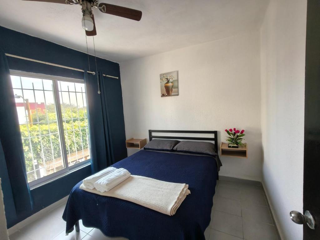 Una cama o camas en una habitación de Hermosa casa de 3 recámaras y 4 camas wifi y frente a balneario