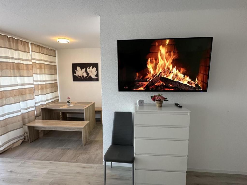 ein Wohnzimmer mit einem Kamin in einer Wand in der Unterkunft Modernes Apartment mit Balkon in Marl