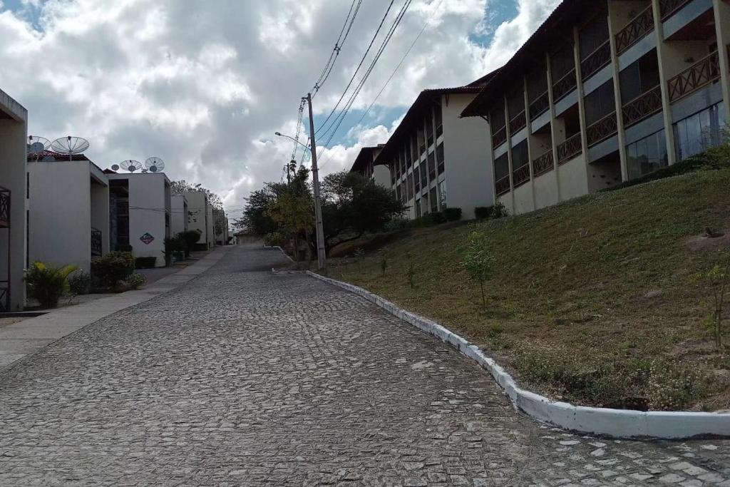 an empty street in front of a building at Flat Paz & Relax Monte Castelo 1809 in Sairé