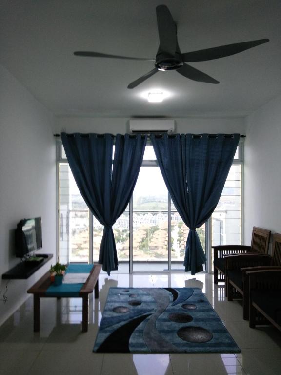 TV a/nebo společenská místnost v ubytování SINGGAH Putrajaya - 3 Bedrooms with Pool and KL View