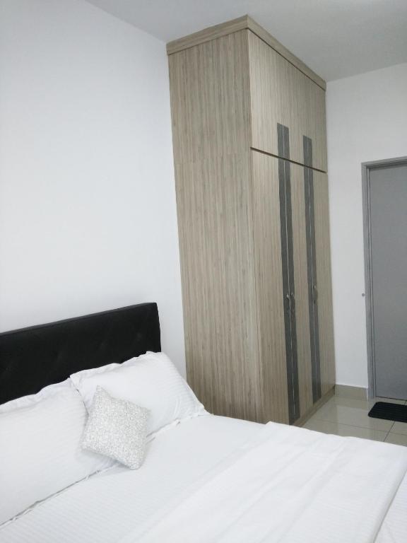 Postel nebo postele na pokoji v ubytování SINGGAH Putrajaya - 3 Bedrooms with Pool and KL View