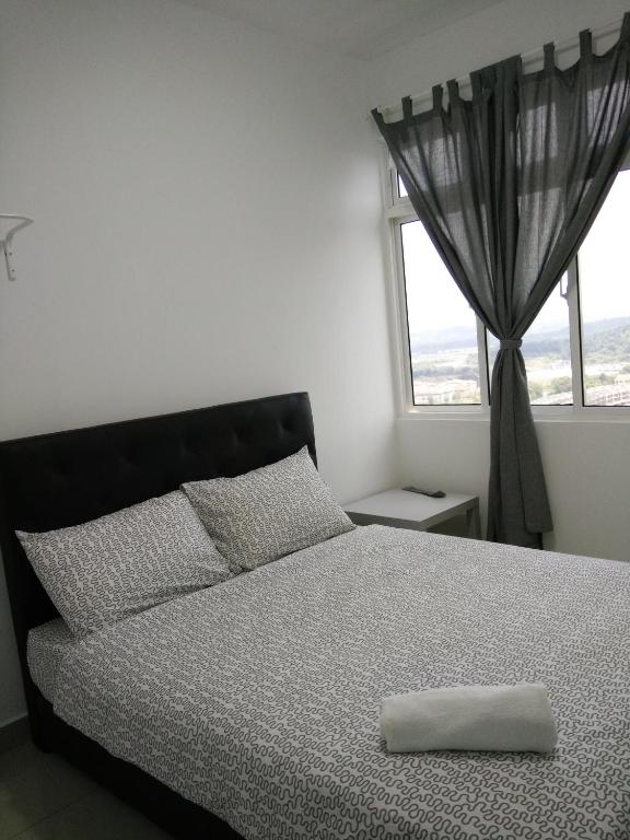 Postel nebo postele na pokoji v ubytování SINGGAH Putrajaya - 3 Bedrooms with Pool and KL View