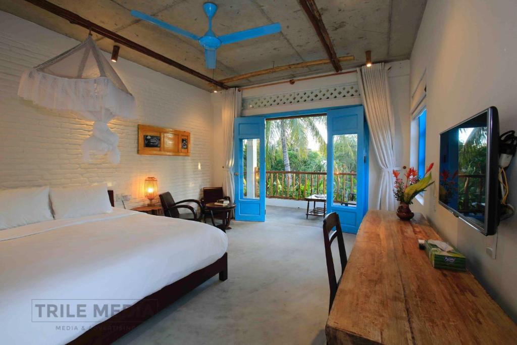 Phòng ngủ với thiết kế rộng rãi thoáng mát tại Life Beach Villa