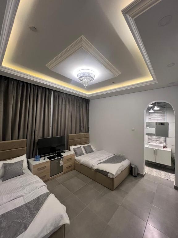 Ένα ή περισσότερα κρεβάτια σε δωμάτιο στο Al Hamra Sky Stay