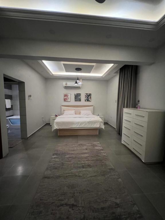 Ένα ή περισσότερα κρεβάτια σε δωμάτιο στο Al Hamra Sky Stay